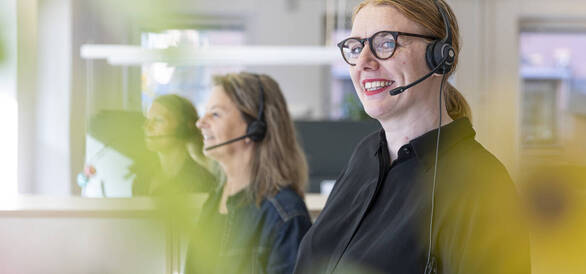 En av förbundets medarbetare svarar på medlemmarnas frågor i telefon.