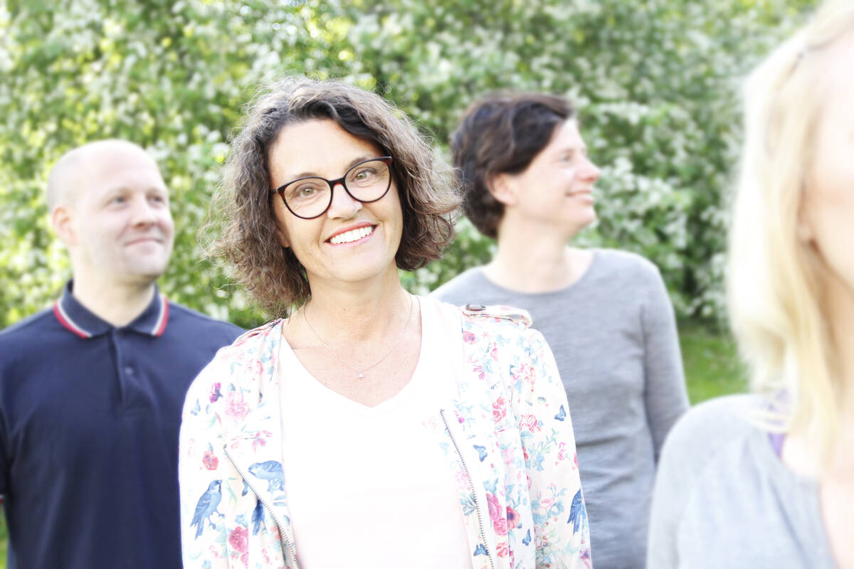 Grupp med glada människor