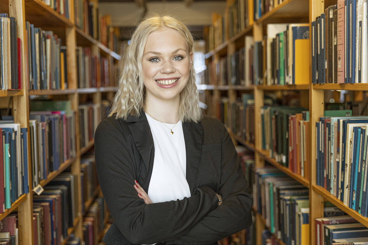 Kvinnlig student i bibliotek