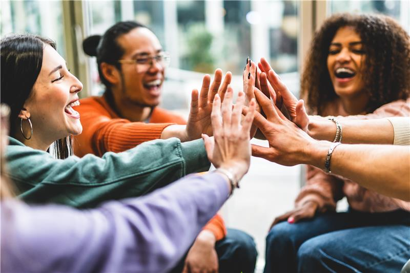 Glad grupp som gör high-five