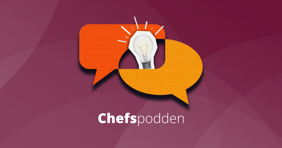 En glödlampa lyser mellan två pratbubblor