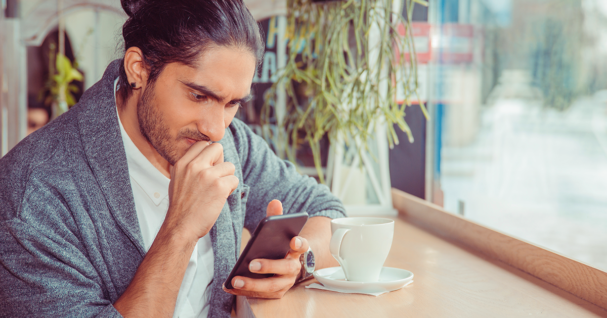 Bekymrad man med en telefon i handen