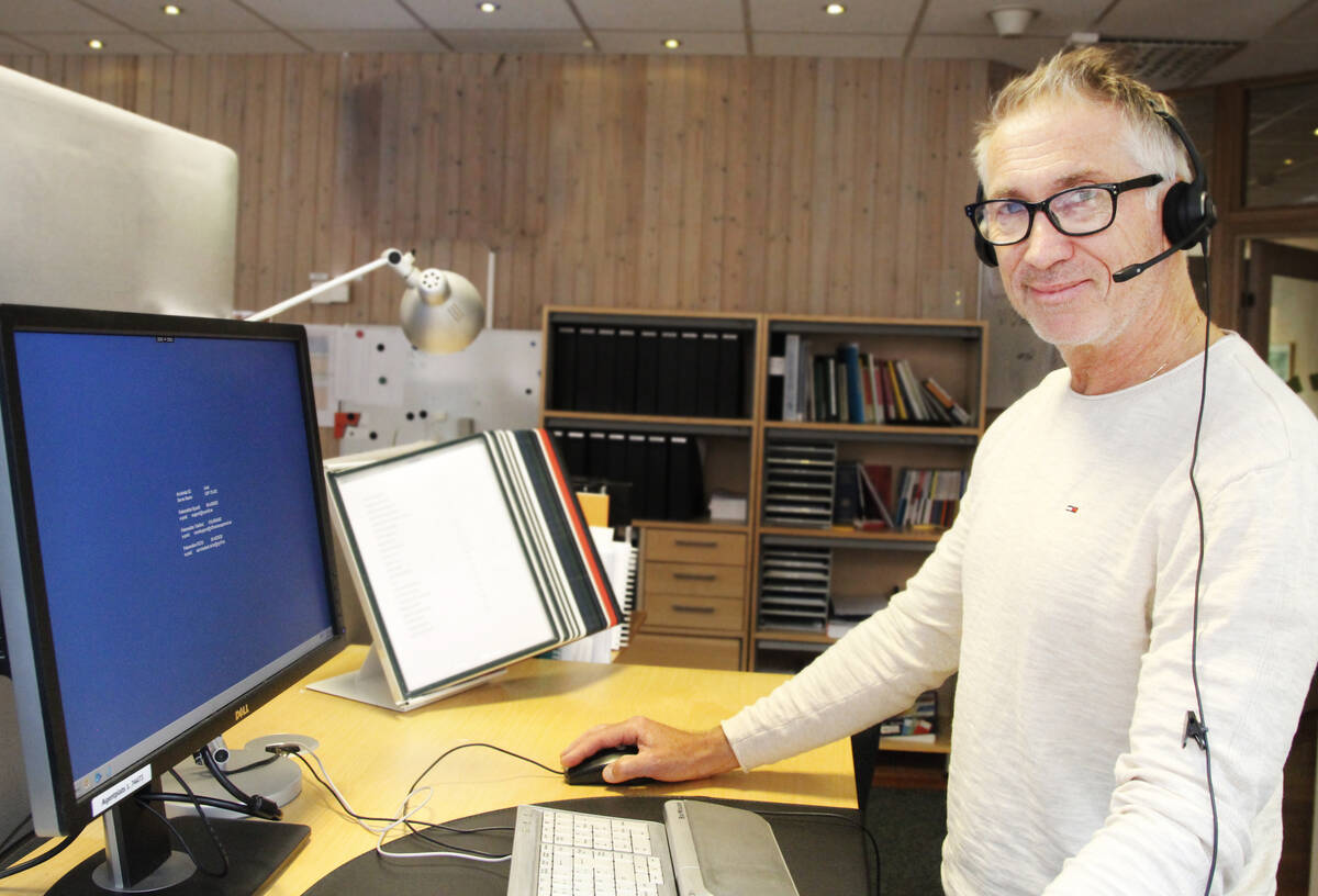 Chefsrådgivare med headset svarar på medlemmarnas frågor.