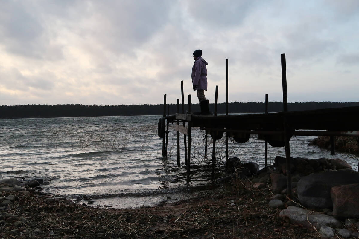 Kvinna som tittar ut över en fjärd