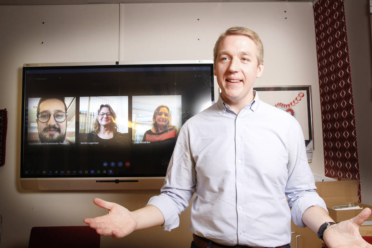 chef framför stor skärm på onlinemöte