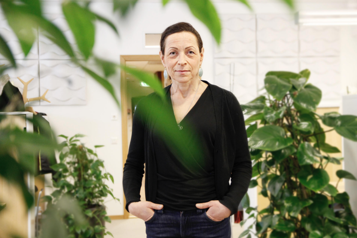 Kvinna i kontorslandskap