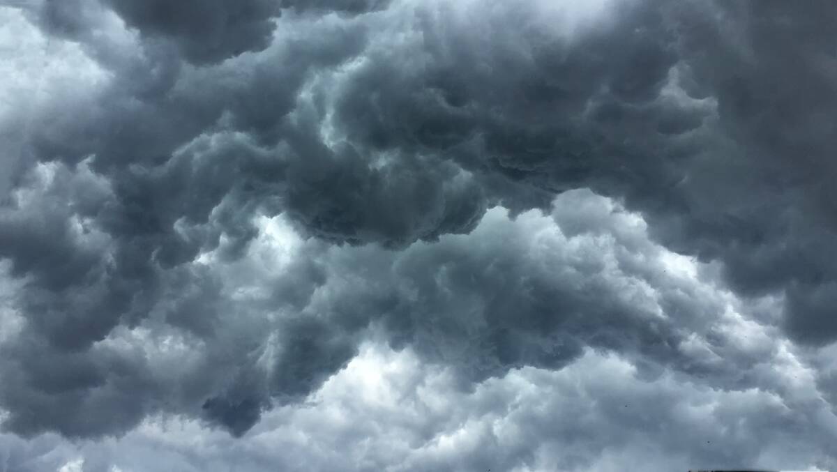 Dekorativ bild, ett ovädersmoln på mörk himmel