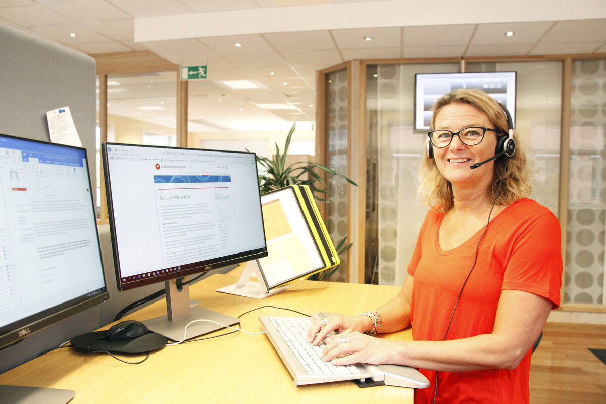 Ombudsman med headset svarar på SSR Direkt