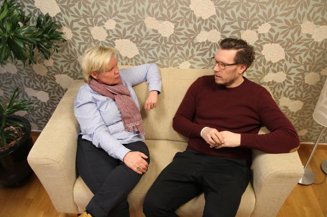 Hanna Broberg sitter i soffan och pratar med