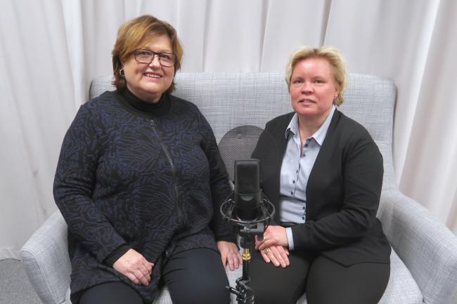 Helle Konga-Nielsen och Hanna Broberg pratar ledarskap i Chefspodden.