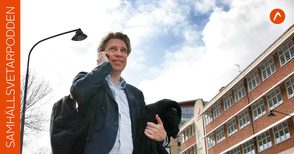 Göran von Sydow talar i telefon i stadsmiljö