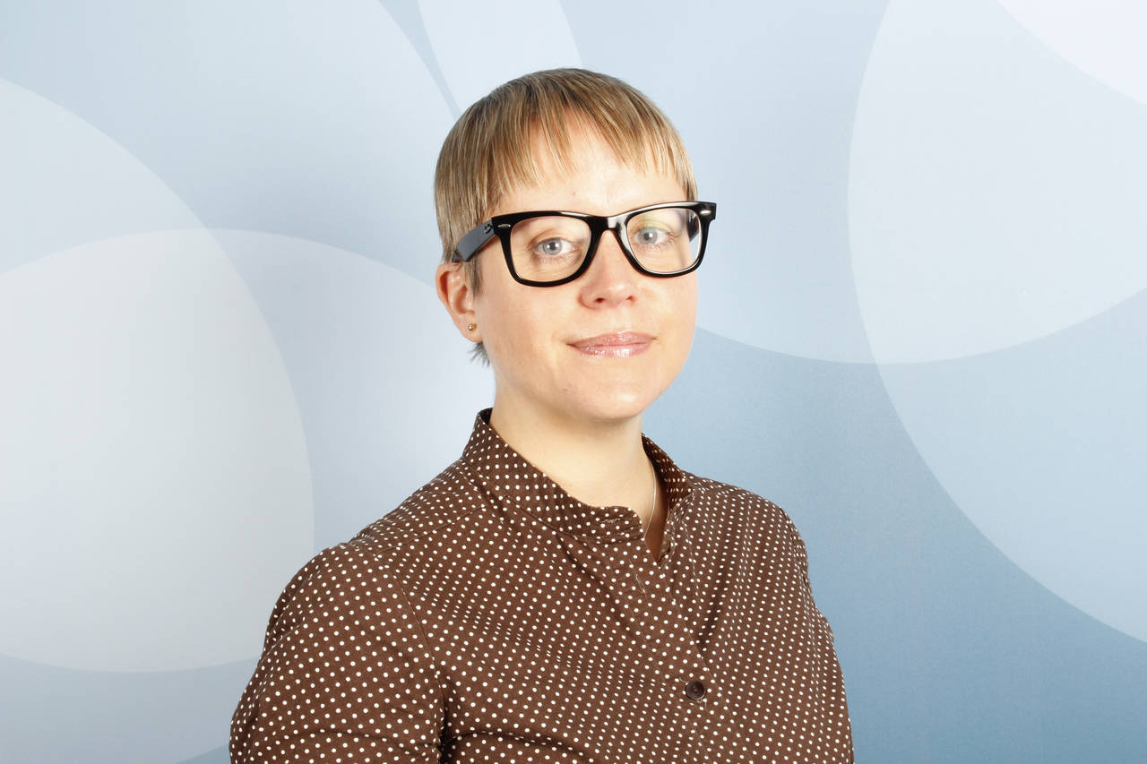 Joanna Abrahamsson tittar in i kameran