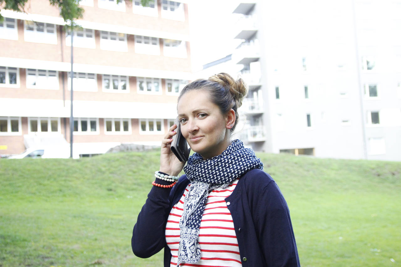 Tjej som pratar i telefon.