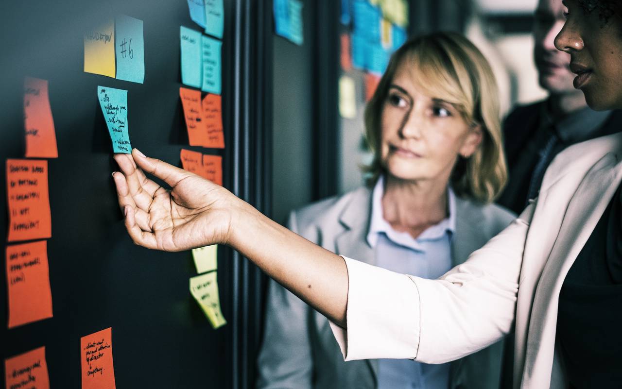 Foto på personer som sittar på uppsatta post-it-lappar. Foto: Pixabay