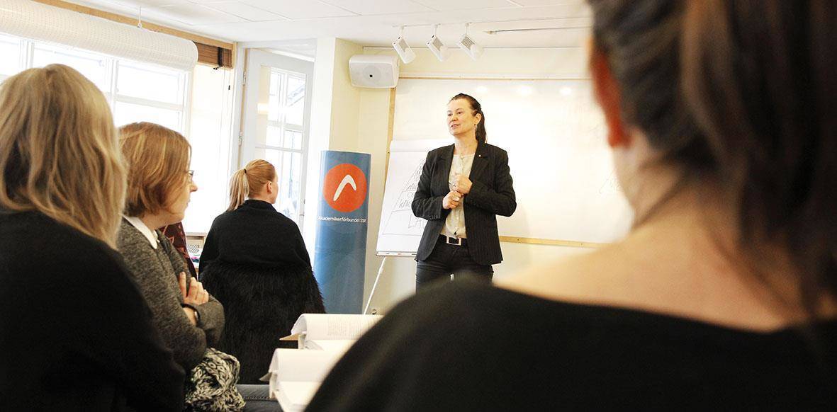 utbildningsledare som talar i ett klassrum