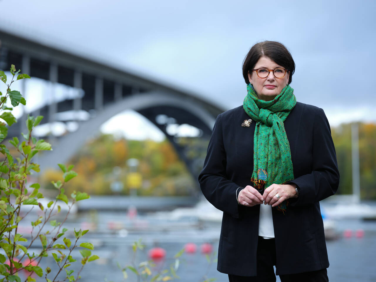 Förbundsordförande Heike Erkers står vid vattnet. Foto: Magnus Länje.