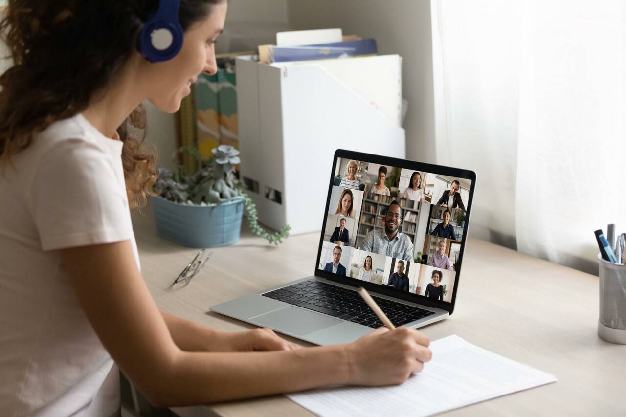 Person som deltar vid ett digitalt möte hemma framför sin dator