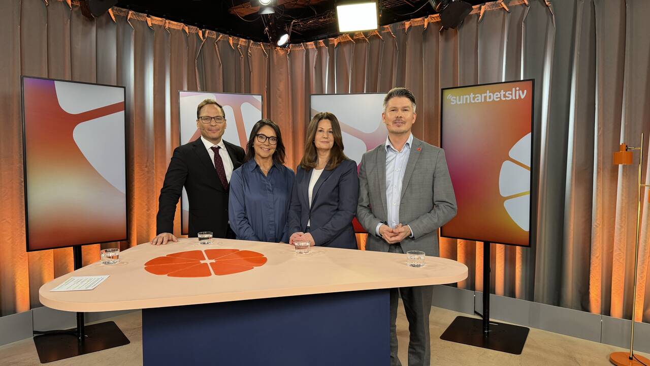 Fyra personer står i en tv-studio