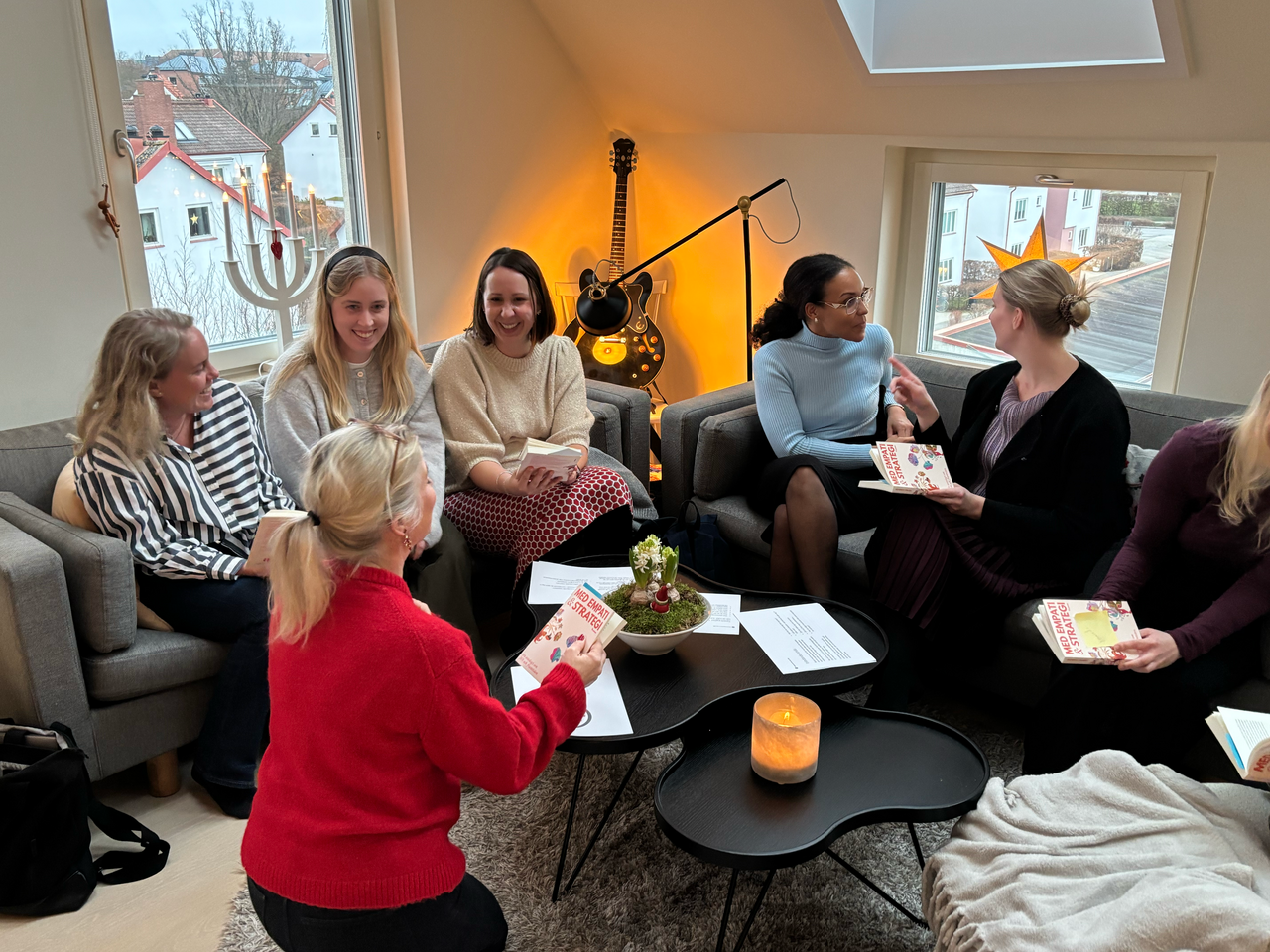 En grupp kollegor har boksamtal om HR-antologin