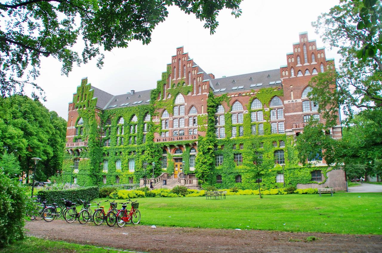 Lunds universitetsbibliotek, täckt av murgröna.