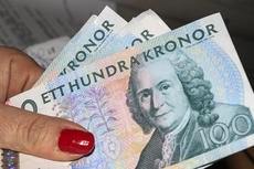 4995163-kvinna-med-pengar.jpg