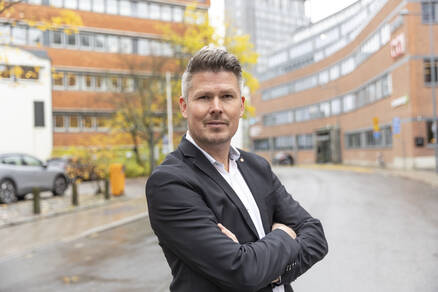 Markus Furuberg, förhandlingschef, tittar in i kameran